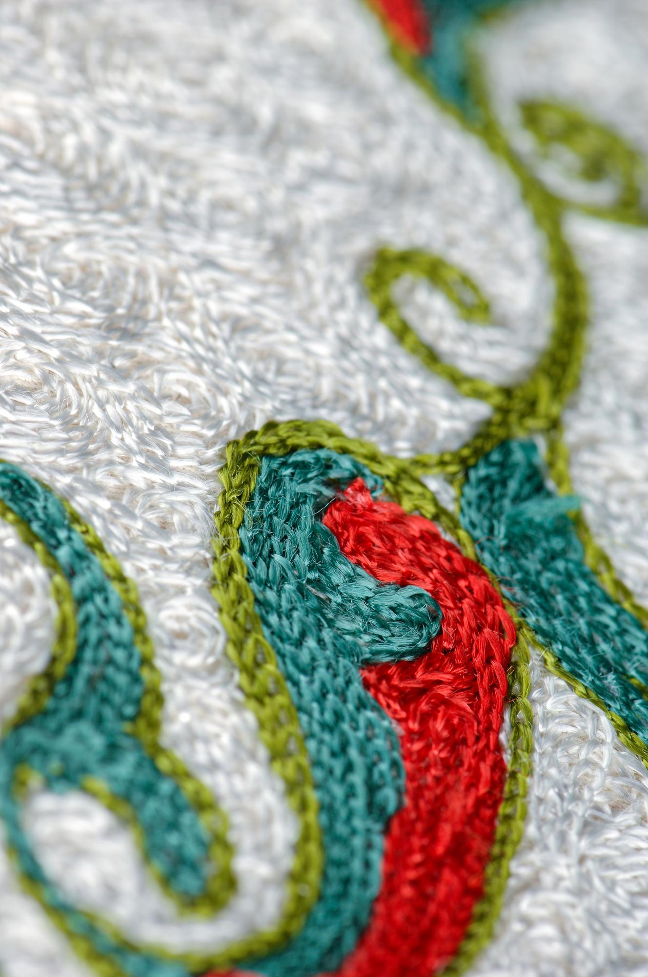 Detail von feiner Sticharbeit