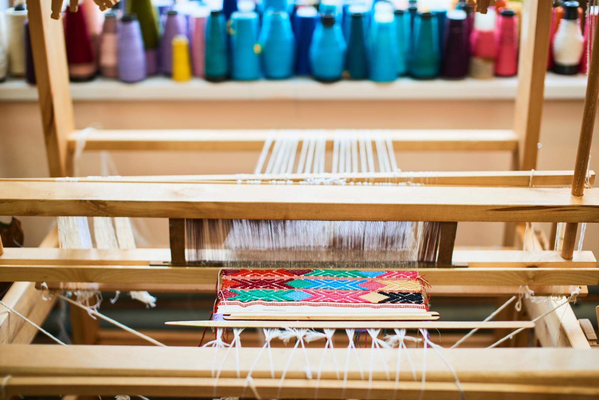 Marktstand mit handwerklichen Stickwaren